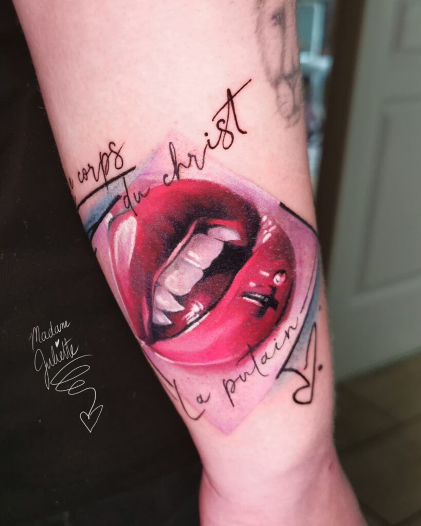Photos de tatouage réaliste/abstrait de bouche à consonnance anté christ, inspiré d'une chanson de Damiens Saez, "le corps du christ, la putain..." Madam Juliette, studio de tatouage privé en Picardie